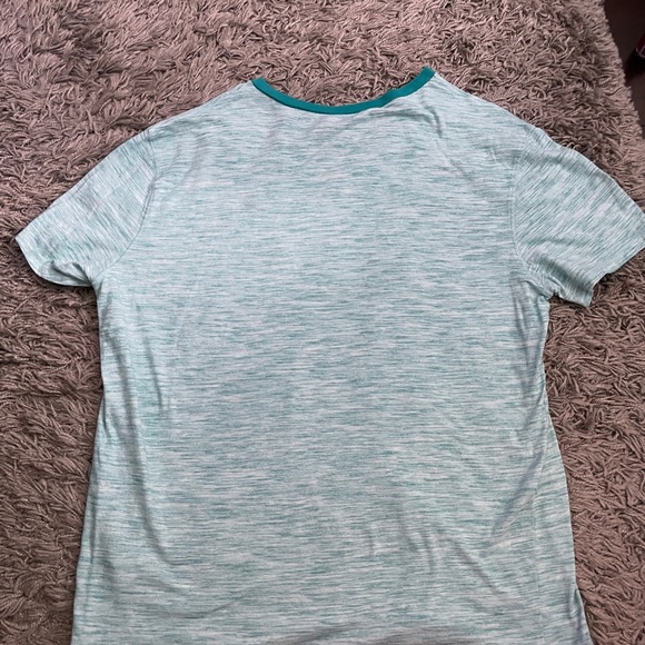 (2) Mens shirts - Picture 3 of 11